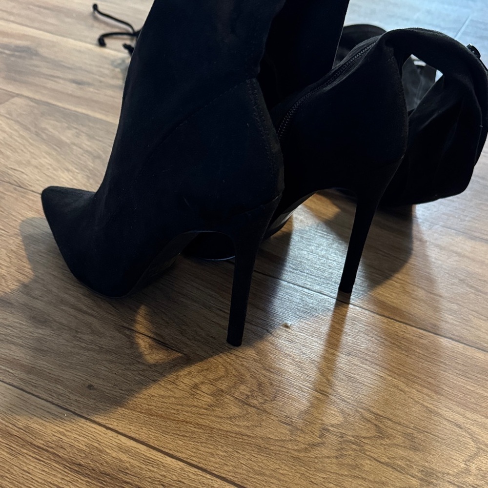 Elegant Black Over-the-Knee Boots - Picture 2 of 3